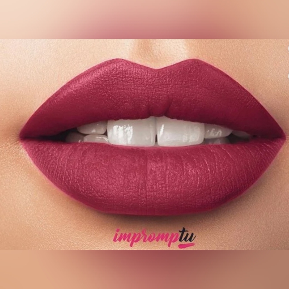 Gorgeous Vibrant Long Lasting Lipstick Pinkish Red Unique Magnetized Case